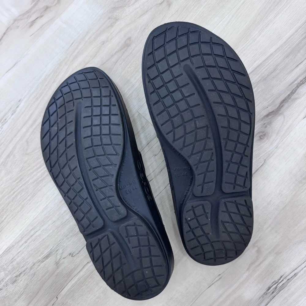 Oofos Recovery Sandals Black Men 11 woman’s 13 very comfortable good condition
